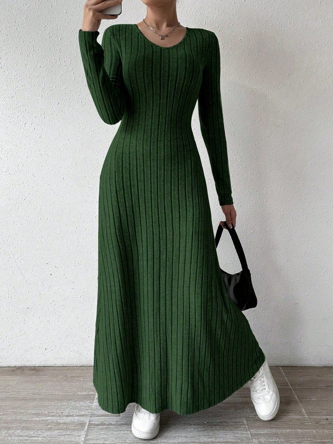 Gebreide damesjurk met geribd silhouet - Brynja