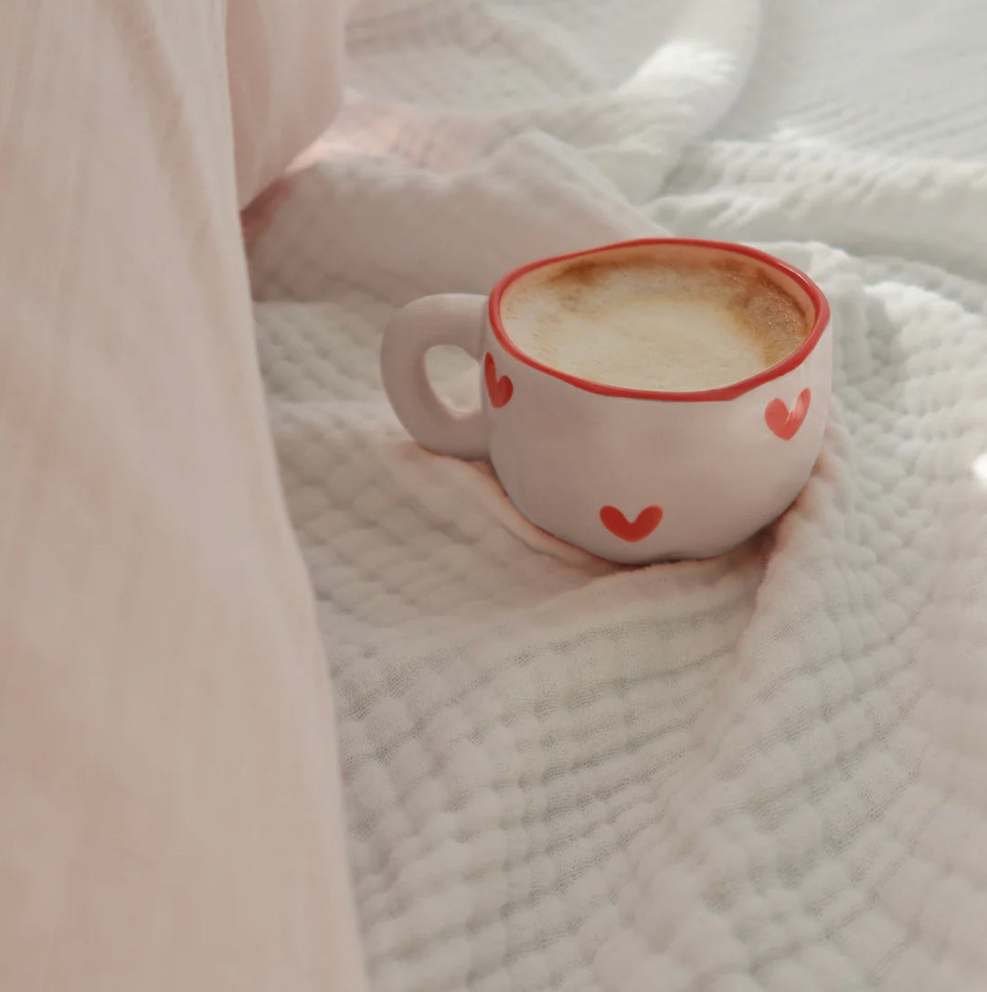 Keramische mok voor thuis met hartjesmotief