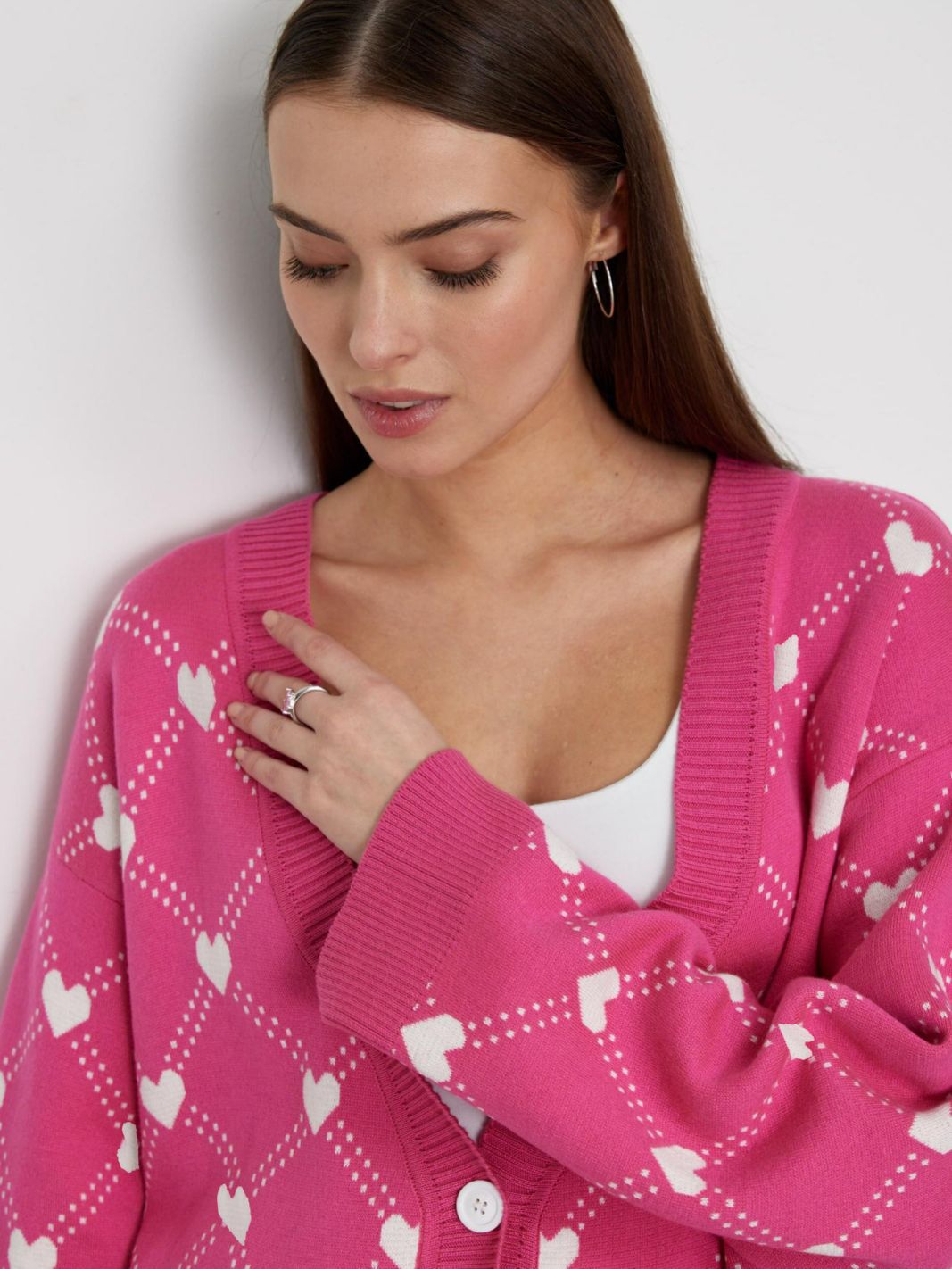 Gebreid damesvest met knopen en hartjesprint - Leeni