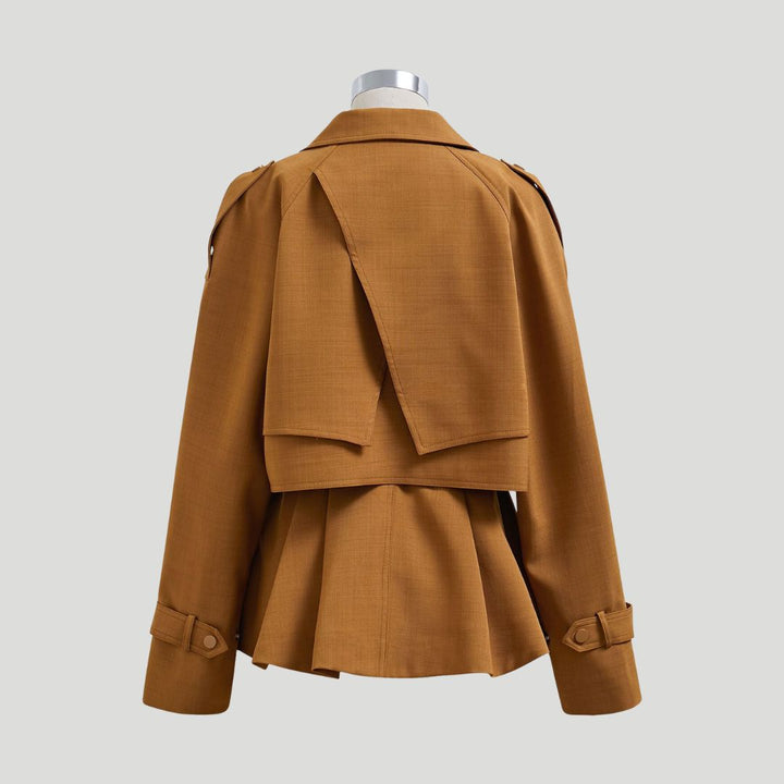 Peplum jack met opvallende kraag en getailleerd ontwerp - Gemma