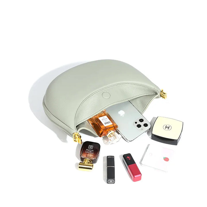 Halve maan tas van veganistisch leer met gouden hardware - Yuna