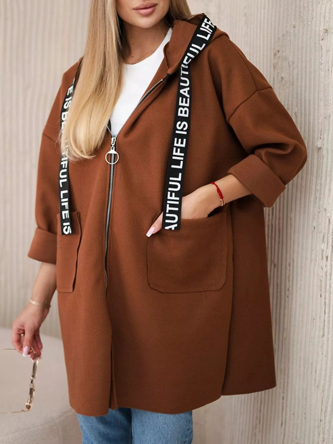 Moderne mantel met capuchon voor dames - Nelya