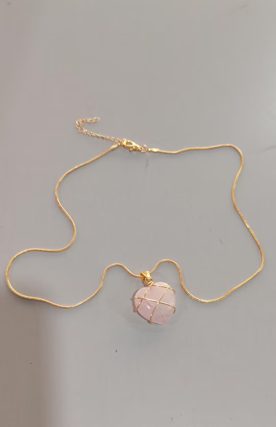 Damesketting met geometrische stenen hanger en fijne ketting