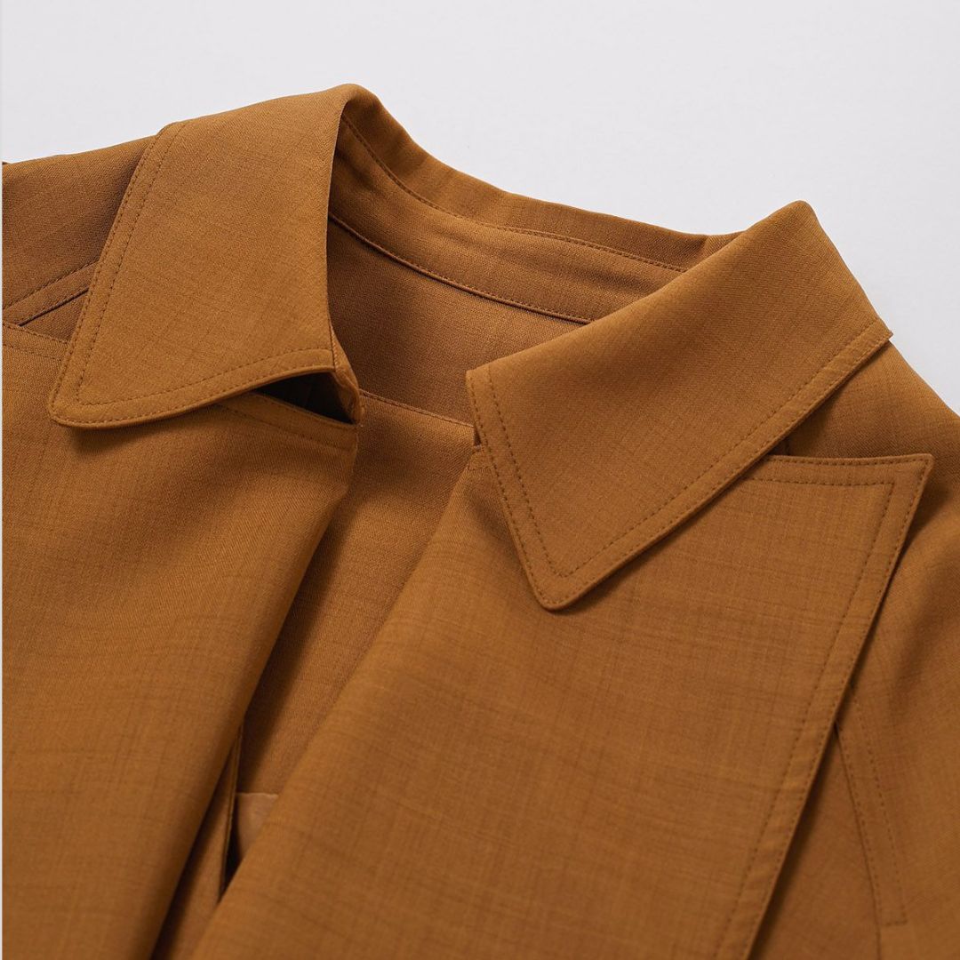 Peplum jack met opvallende kraag en getailleerd ontwerp - Gemma