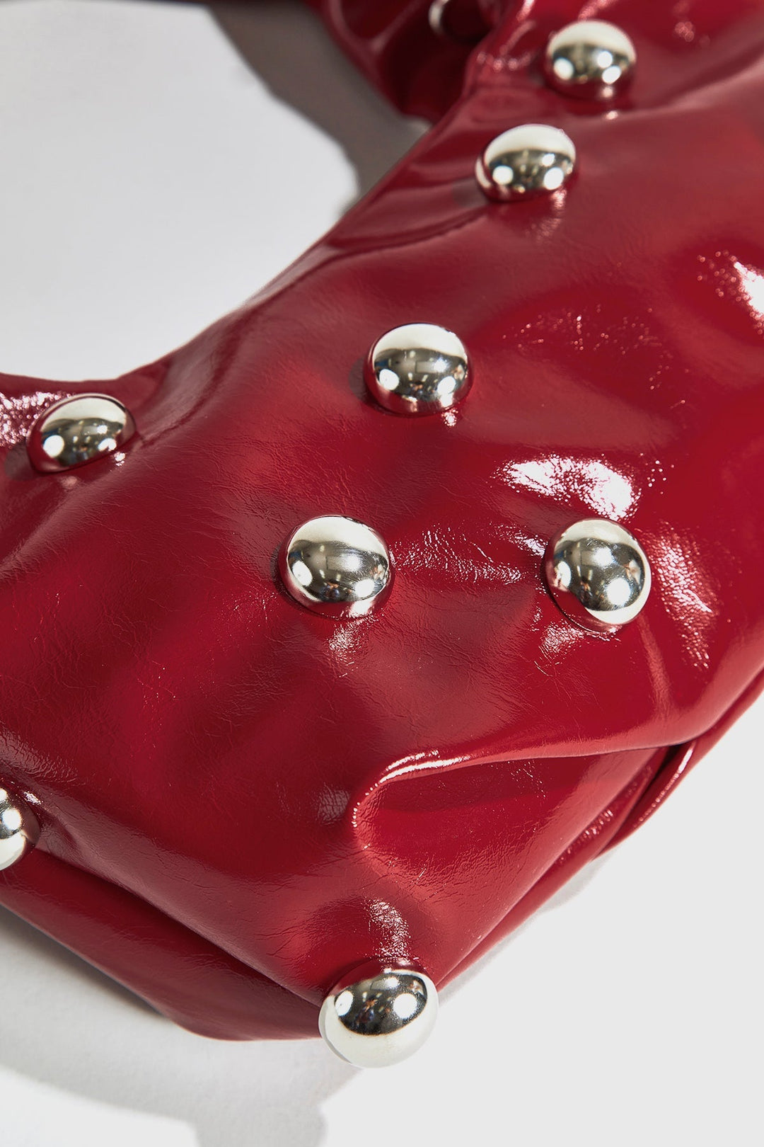 Damesschoudertas met decoratieve metalen details