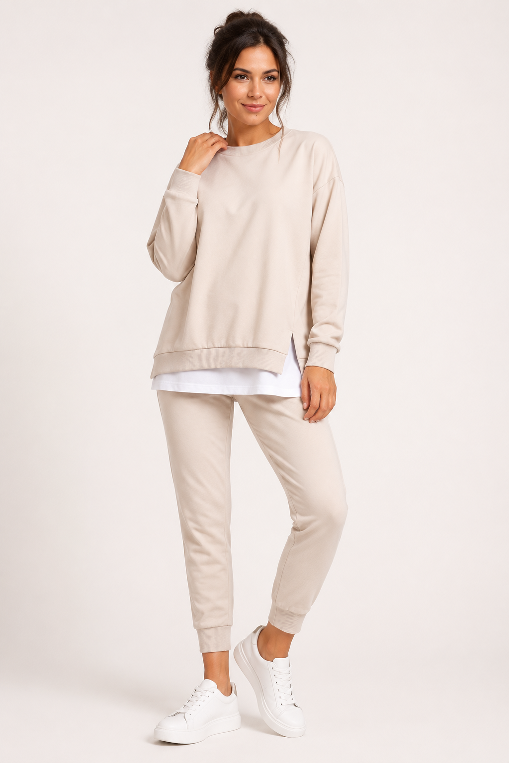 Damesset bestaande uit een sweater met zijsplitten en een joggerbroek - Louise