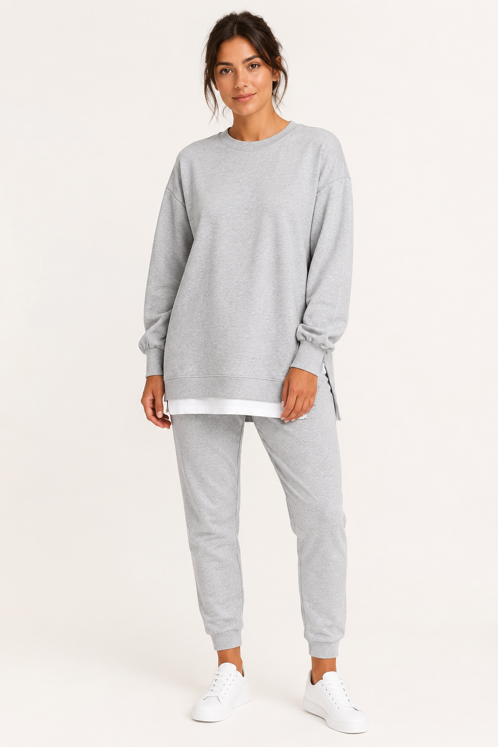Damesset bestaande uit een sweater met zijsplitten en een joggerbroek - Louise