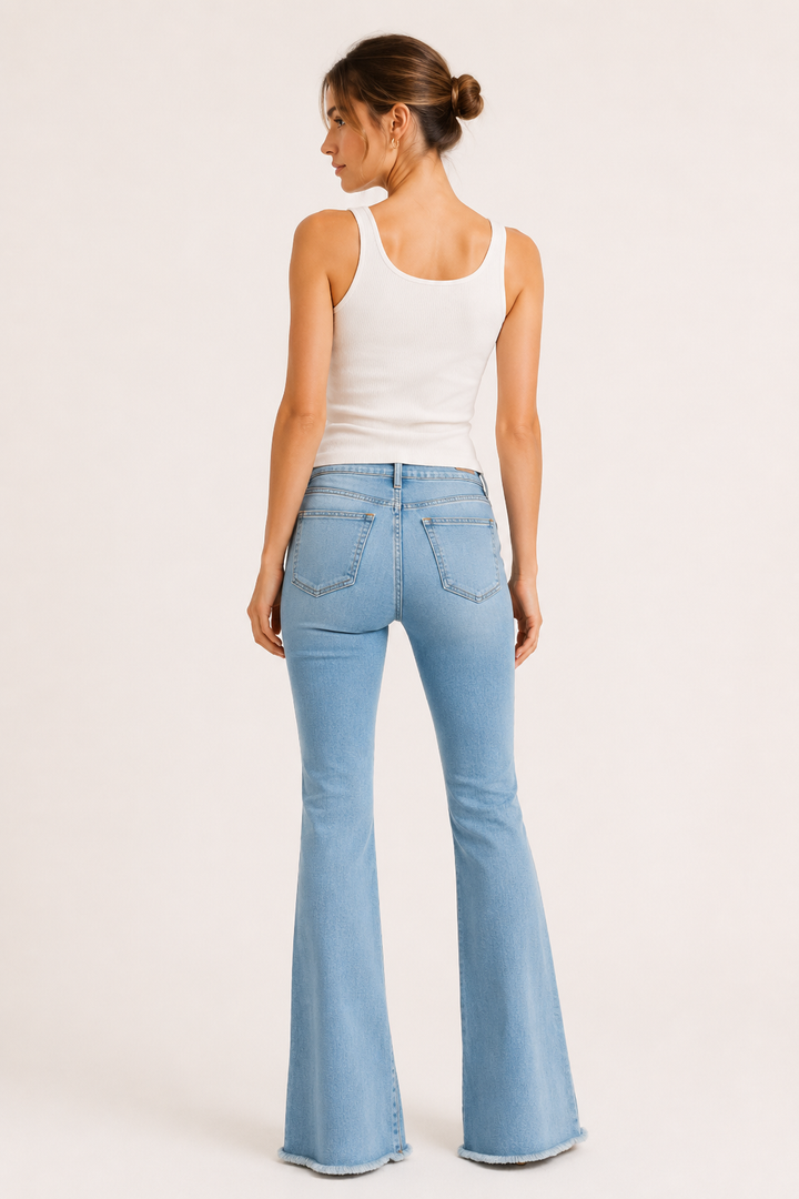 Damesjeans met hoge taille en uitlopende pijpen en gerafelde zoom - Anika