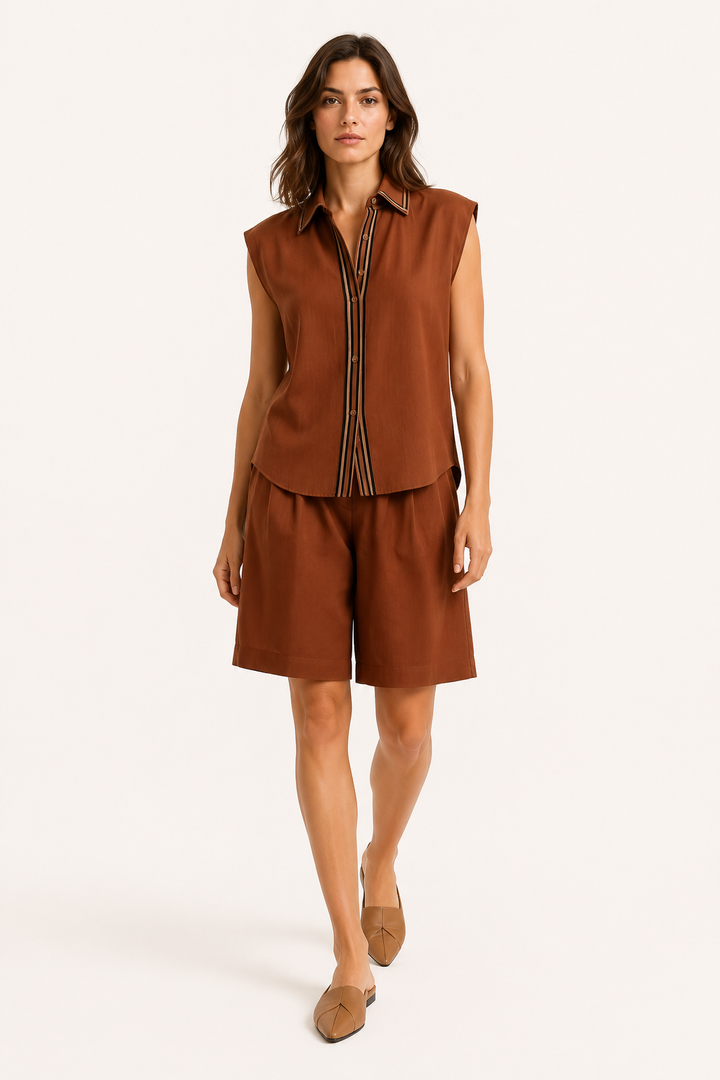Zomerse tweedelige damesoutfit met mouwloze top en lange short - Serena