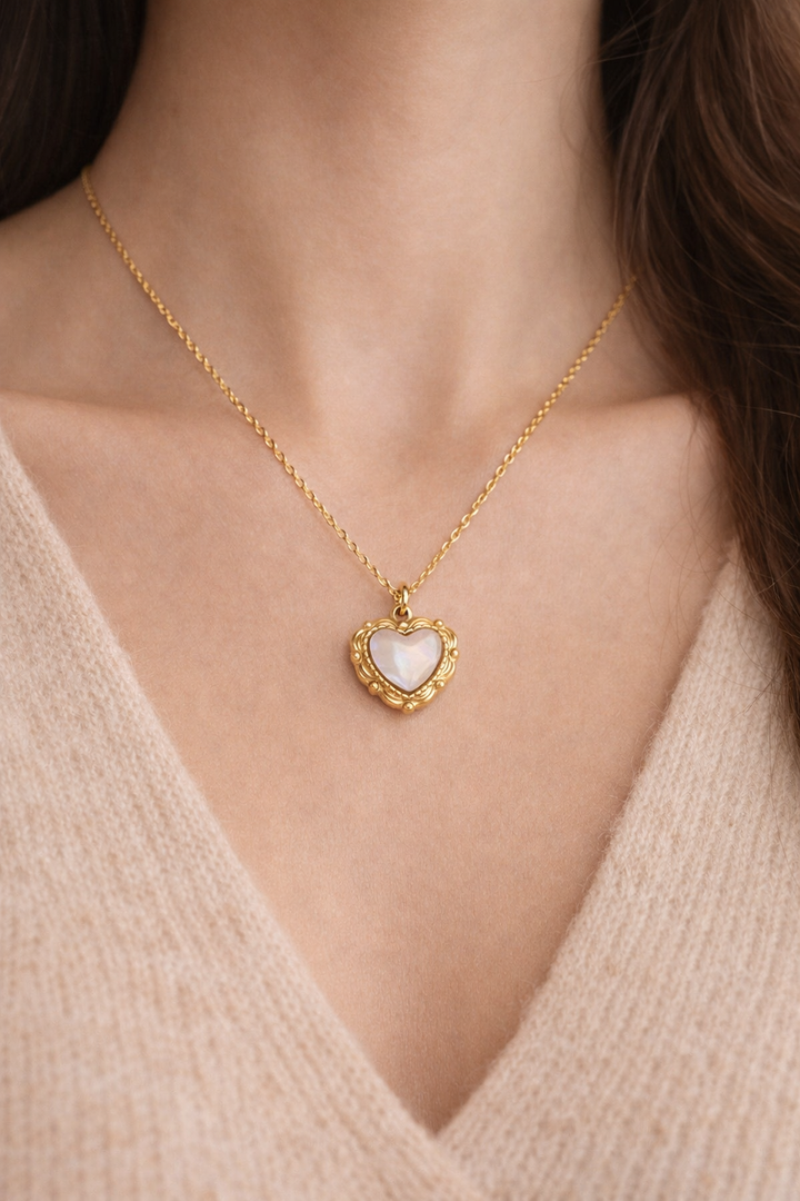 Damesketting met hartvormige hanger en fijne ketting