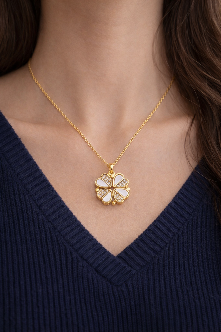 Damesketting met klavervormige hartjes hanger