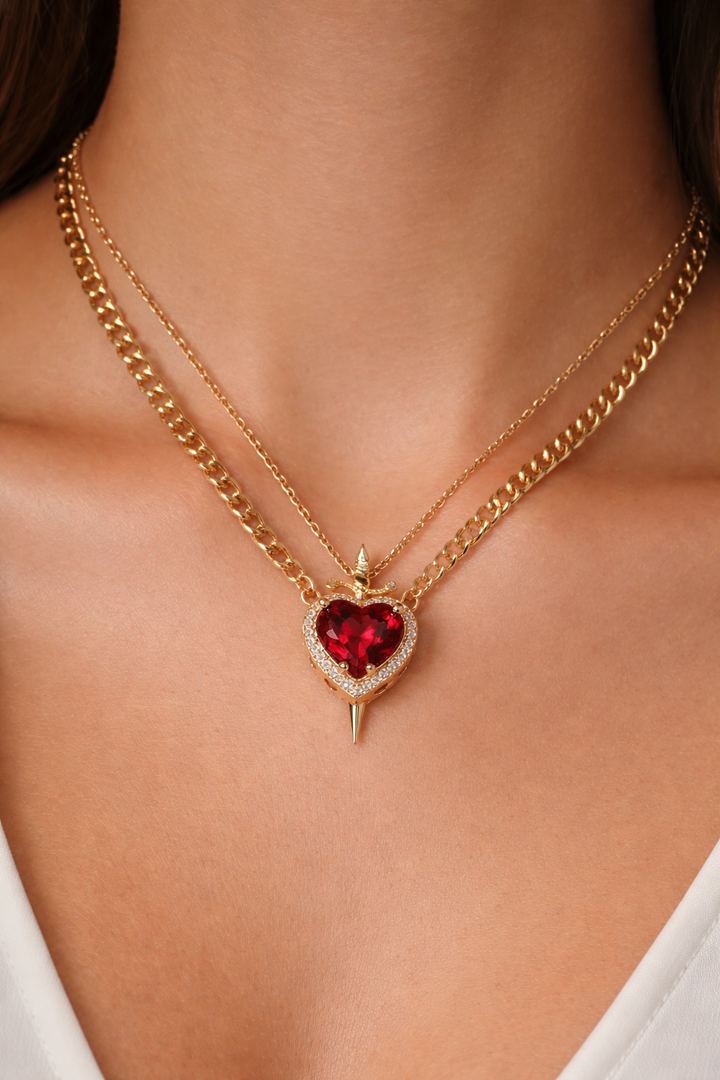 Damesketting met hartvormige hanger en zwaarddetail