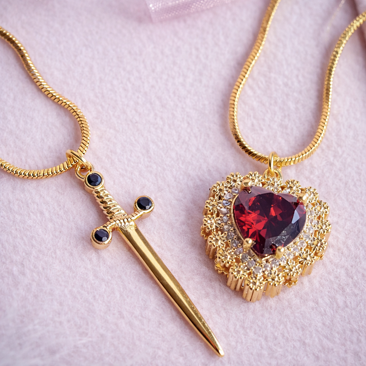 Damesketting met hartvormige hanger en zwaarddetail