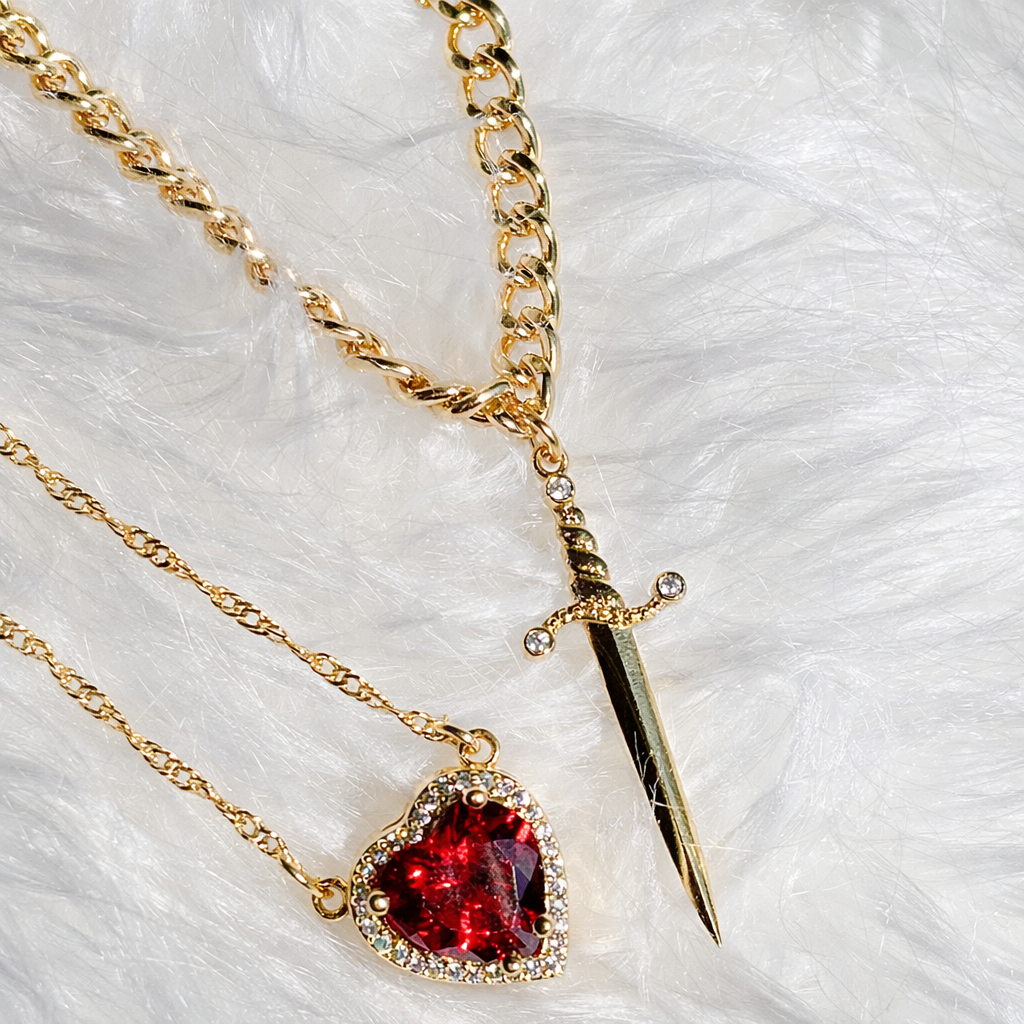 Damesketting met hartvormige hanger en zwaarddetail