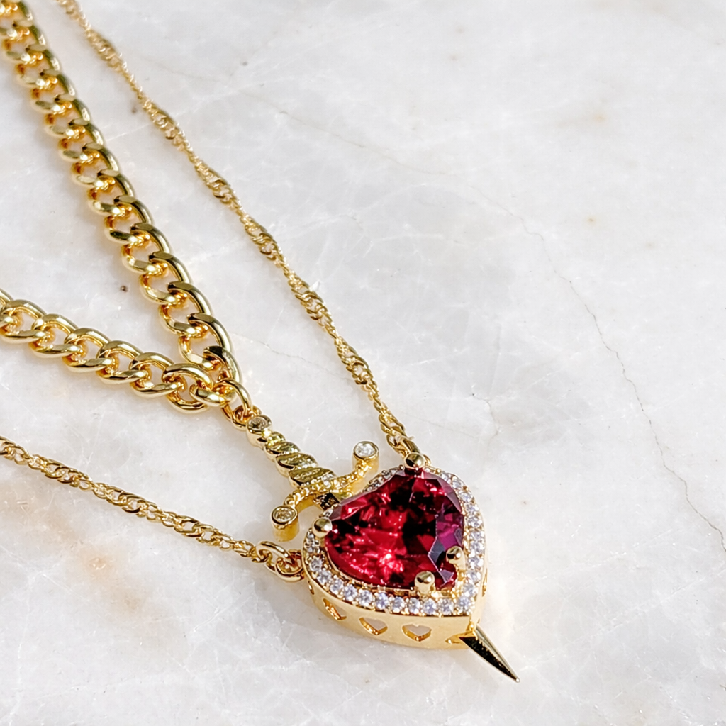 Damesketting met hartvormige hanger en zwaarddetail