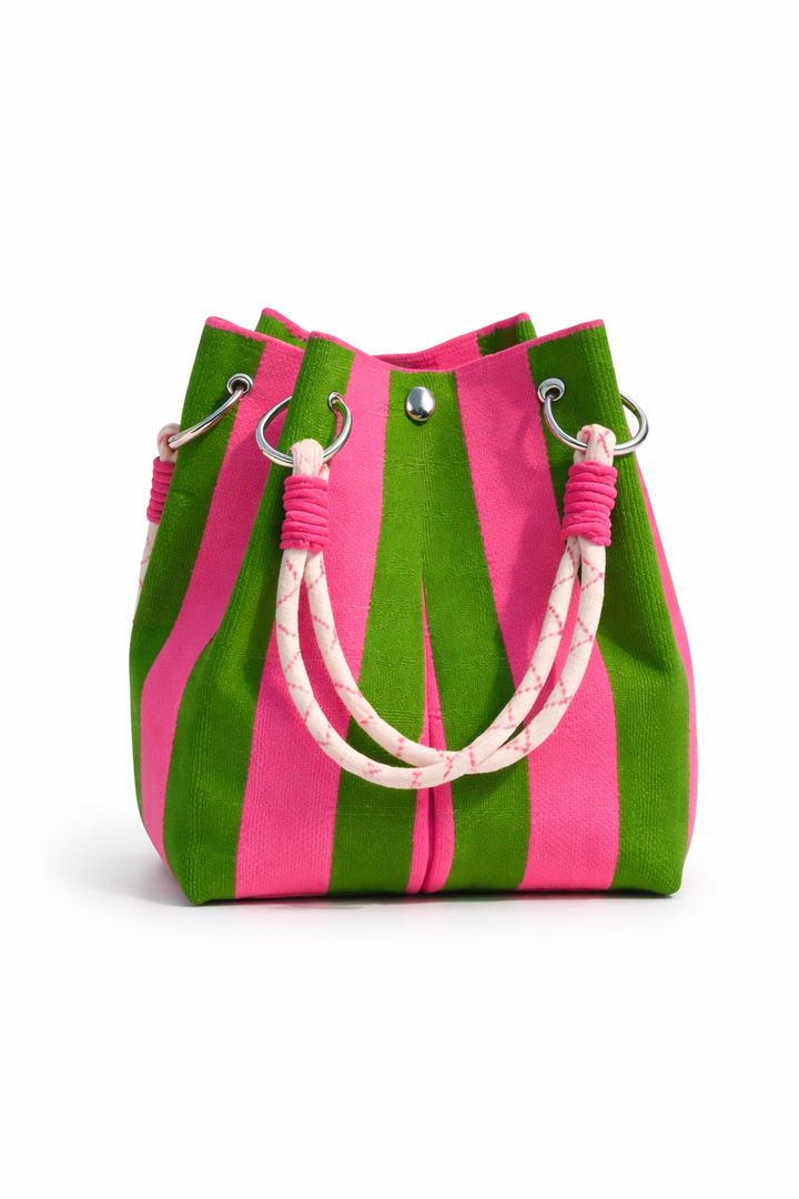 Geweven bucket bag met lentestreepmotief voor de zomer