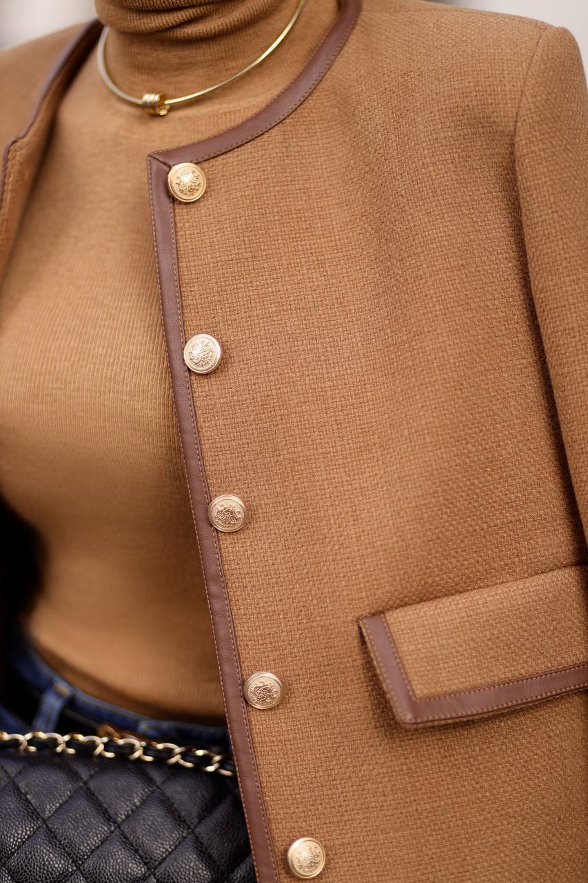 Elegante, korte damesjas met knopen en ronde hals - Liane