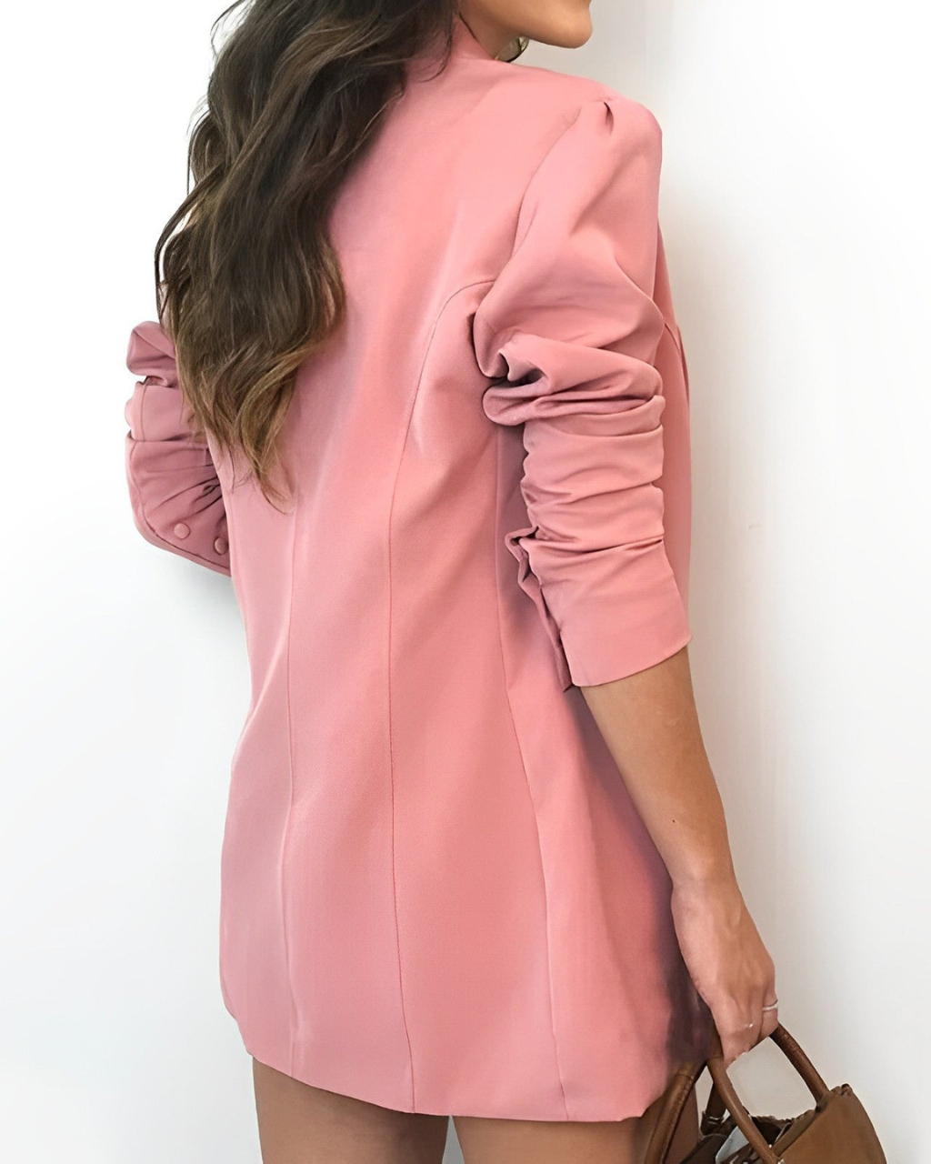 Vrouwenoutfit met lichte blazer en elegante shorts - Darelis