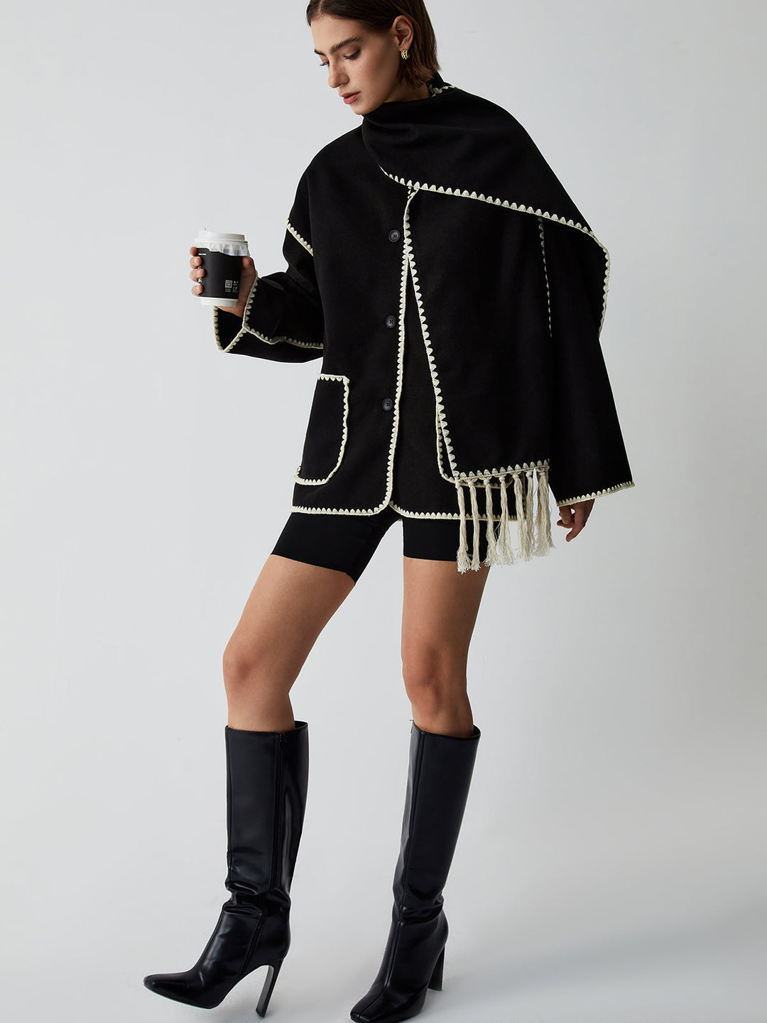 Damesjas met contrasterende biezen en stijlvolle sjaal - Alesha