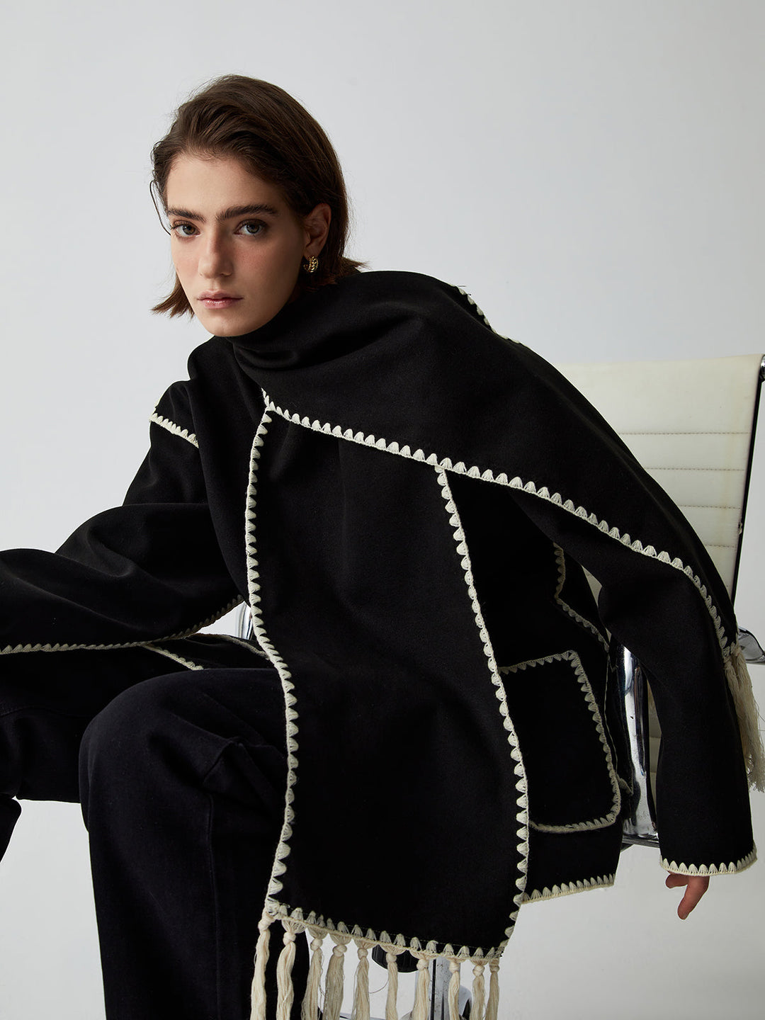 Damesjas met contrasterende biezen en stijlvolle sjaal - Alesha