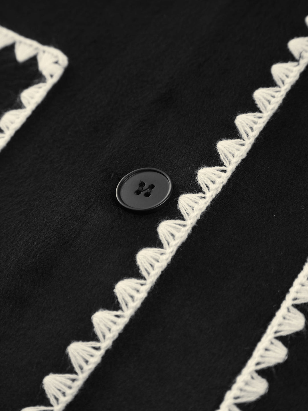 Damesjas met contrasterende biezen en stijlvolle sjaal - Alesha