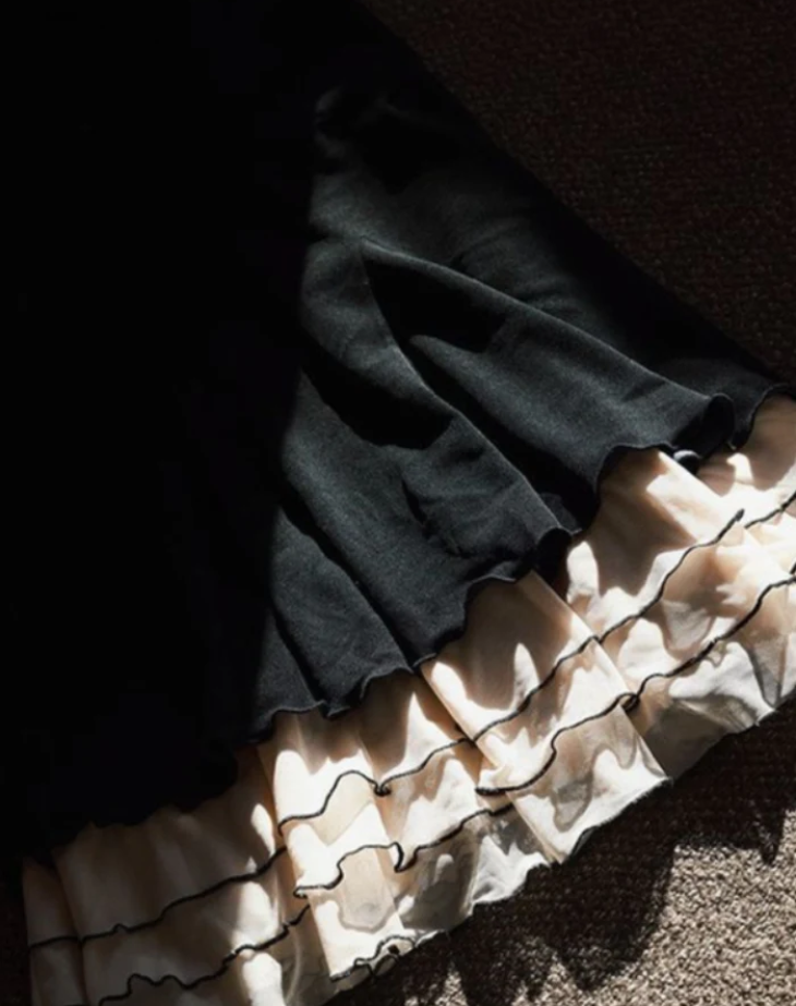 Holly - Lange zwarte getailleerde jurk met bandjes