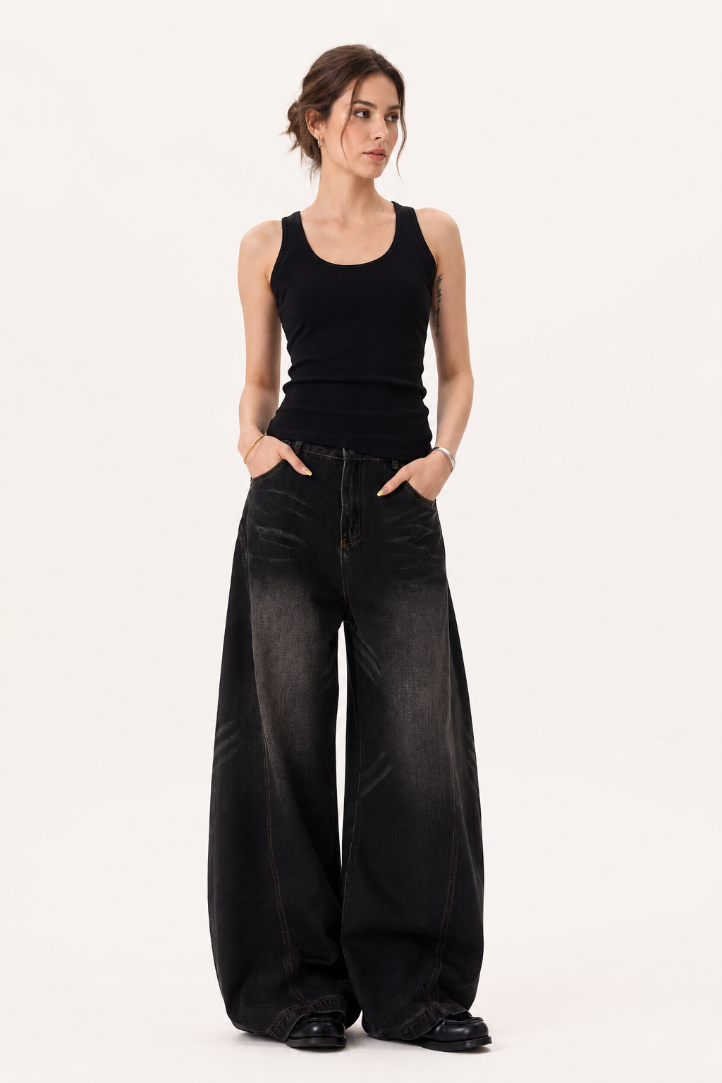 Baggy damesjeans met extra wijde pijpen, gebogen naden en een versleten wassing - Liesel