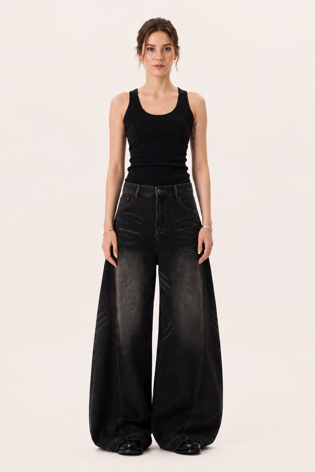 Baggy damesjeans met extra wijde pijpen, gebogen naden en een versleten wassing - Liesel