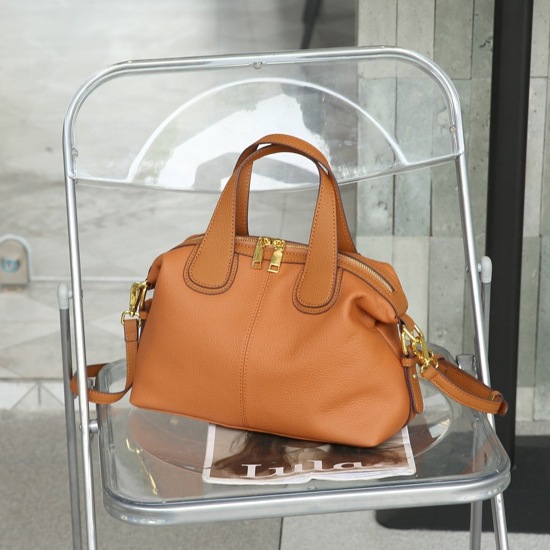 Damestas van imitatieleer met metalen hardware in gestructureerde stijl - Marcela