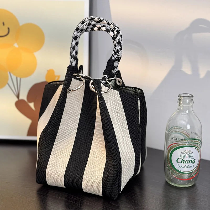 Geweven bucket bag met lentestreepmotief voor de zomer