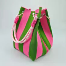 Geweven bucket bag met lentestreepmotief voor de zomer