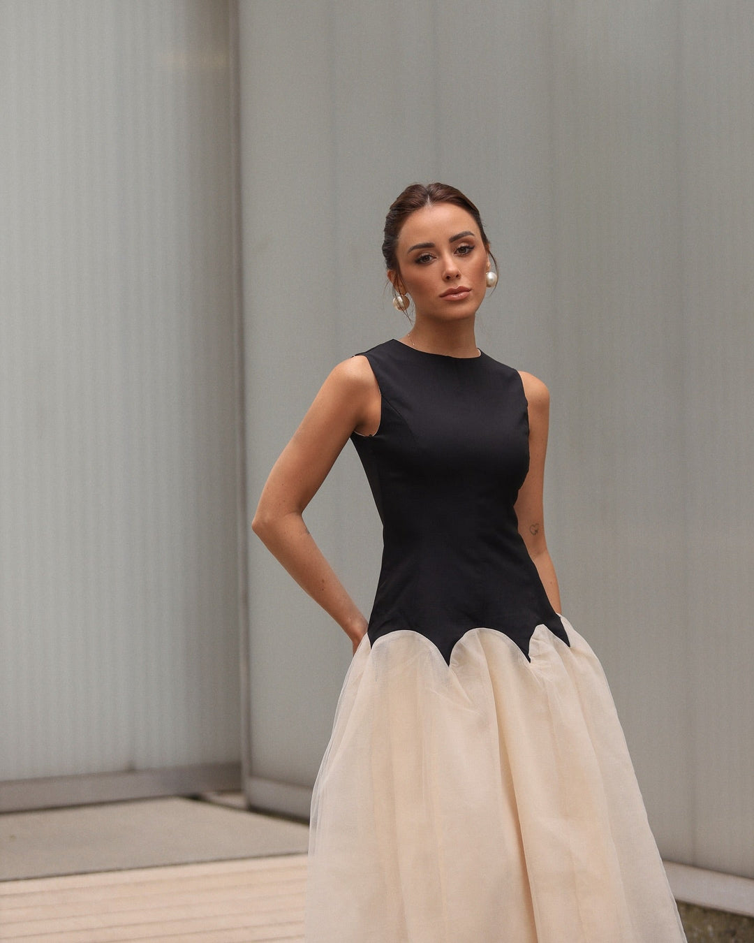 Vera - Mouwloze midi-jurk met rits en ruches