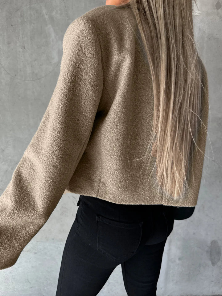 Korte damesjas met revers en oversized pasvorm - Annika