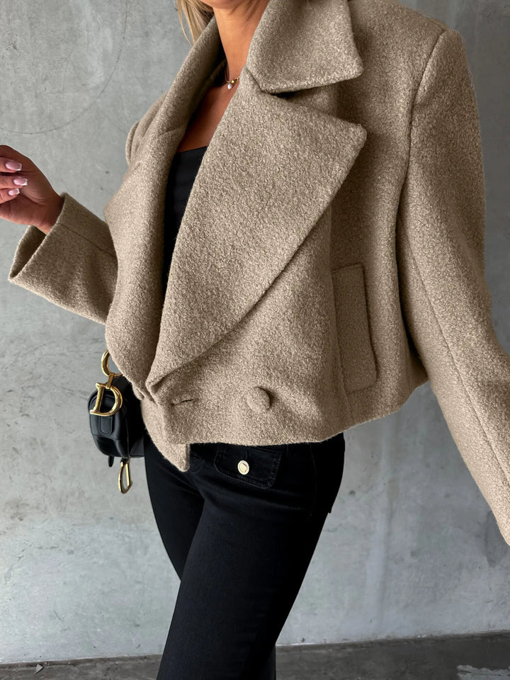 Korte damesjas met revers en oversized pasvorm - Annika