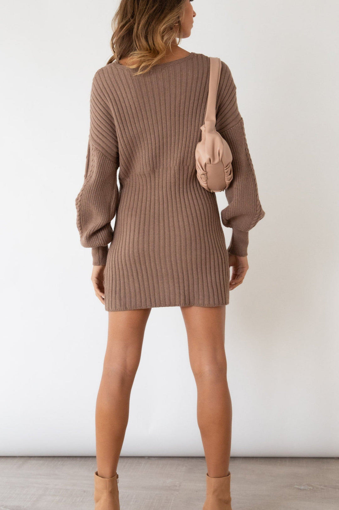 Gebreide damesjurk met gekruiste halslijn - Ragnheidr