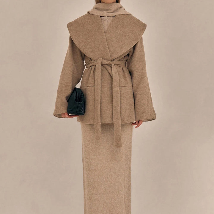 Elegante halflange jas met riem en brede kraag - Liz