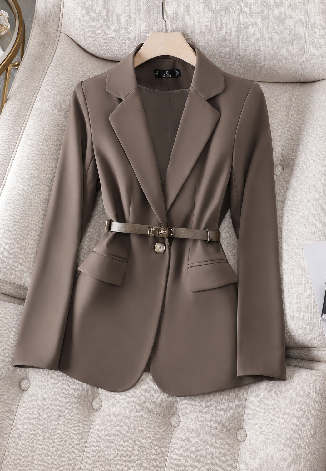Getailleerde damesblazer met een elegante, klassieke riem - Mila