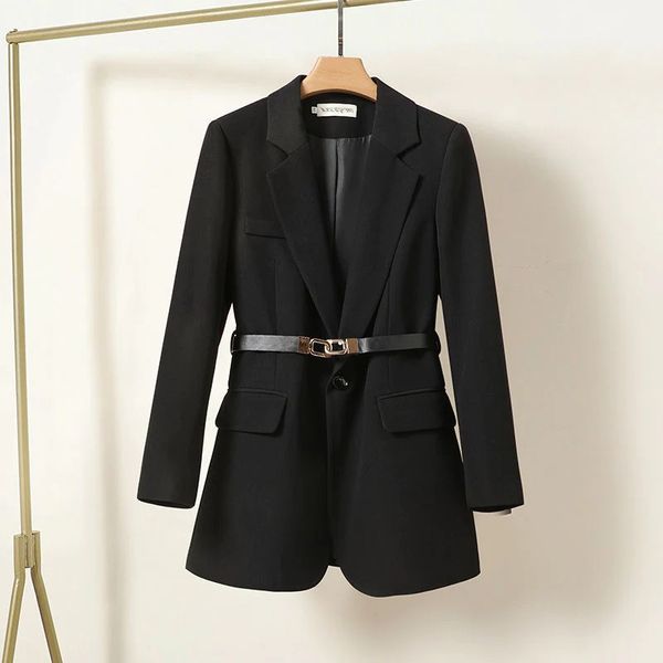 Getailleerde damesblazer met een elegante, klassieke riem - Mila