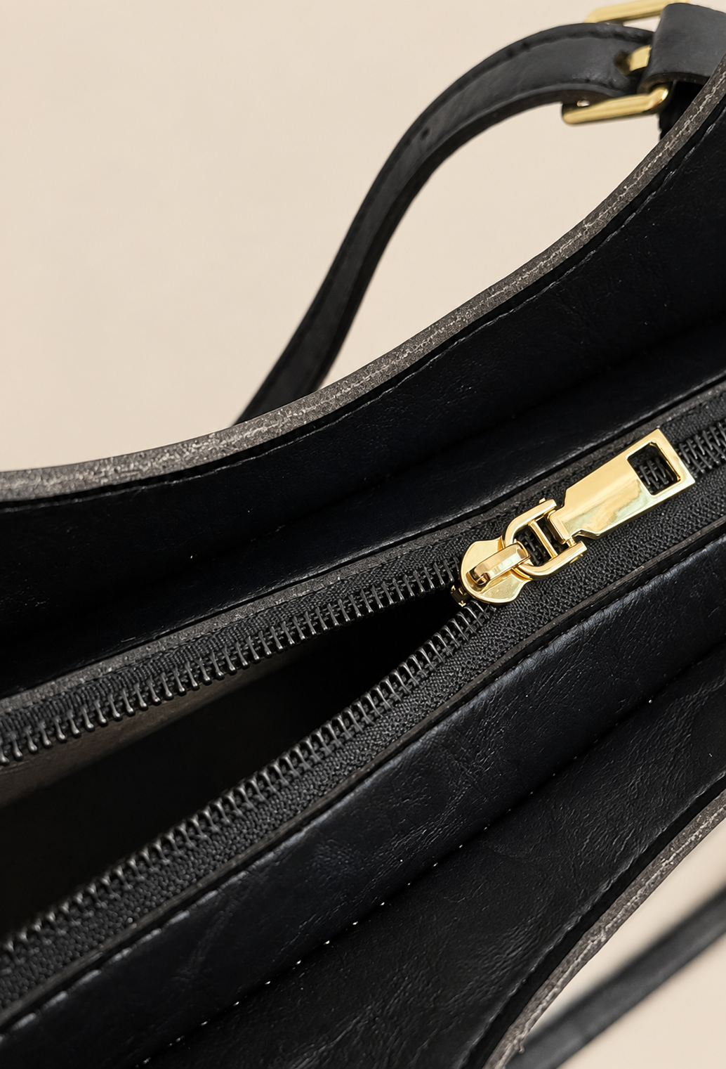 Damestas shopper in vegan leer met hangertje