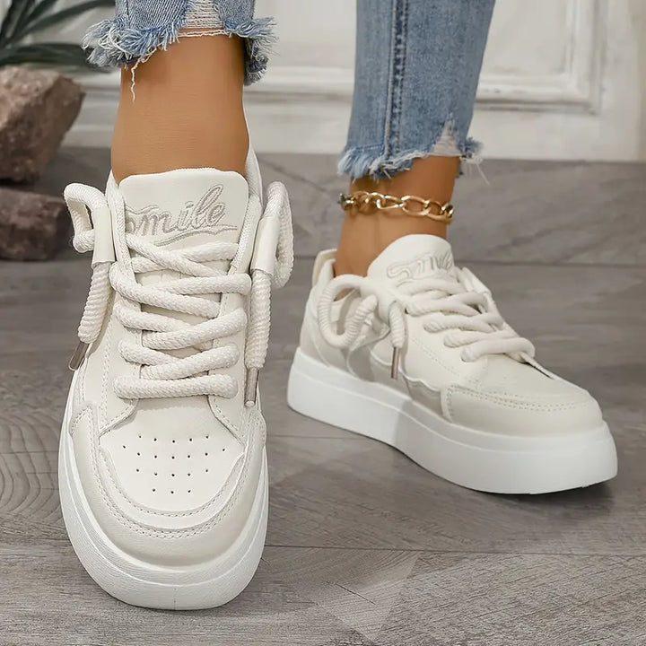 Ademende sportschoenen met ontwerp in één kleur - Keyla