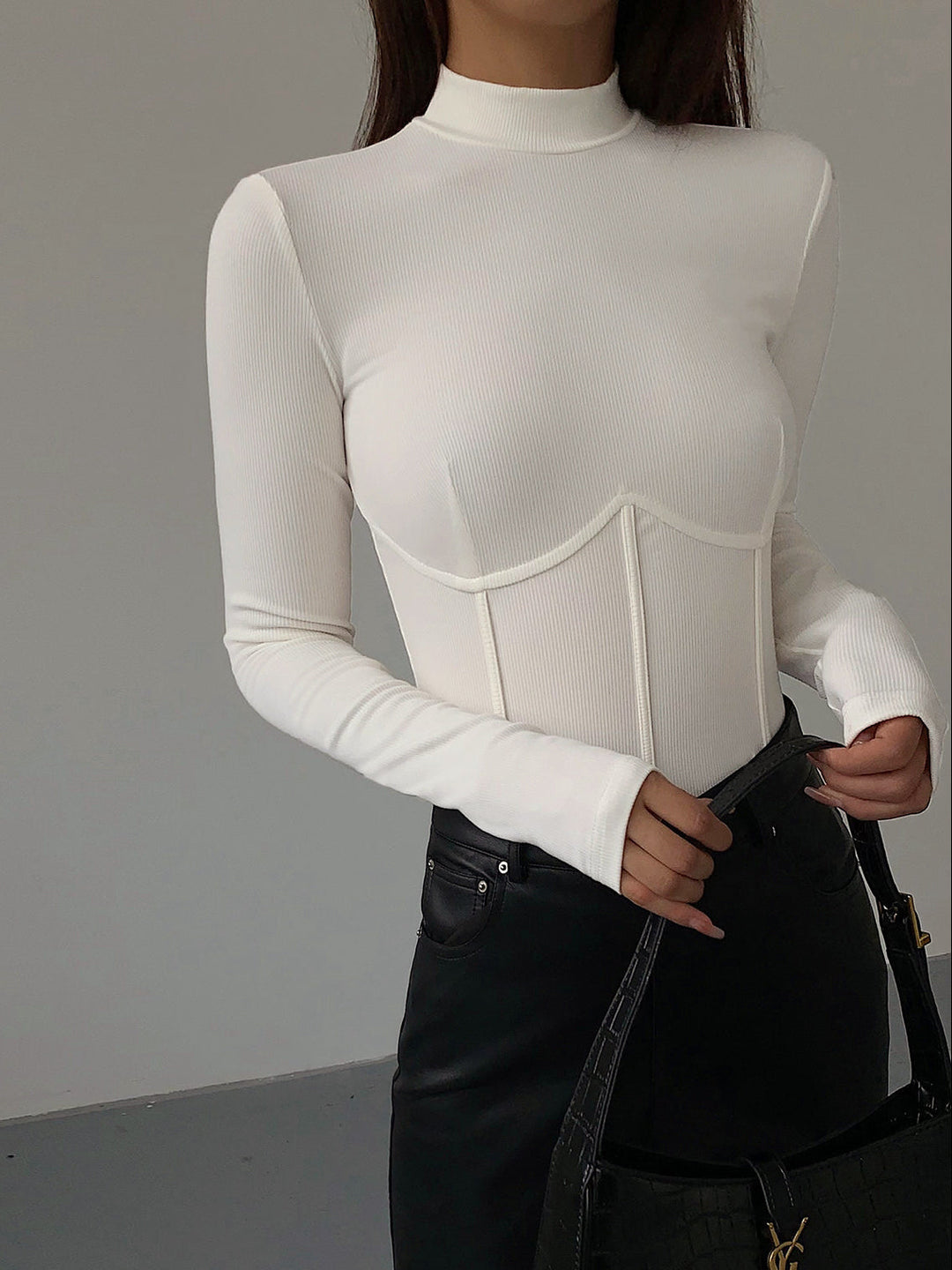 Top met hoge hals, lange mouwen en korsetdetails - Annelie