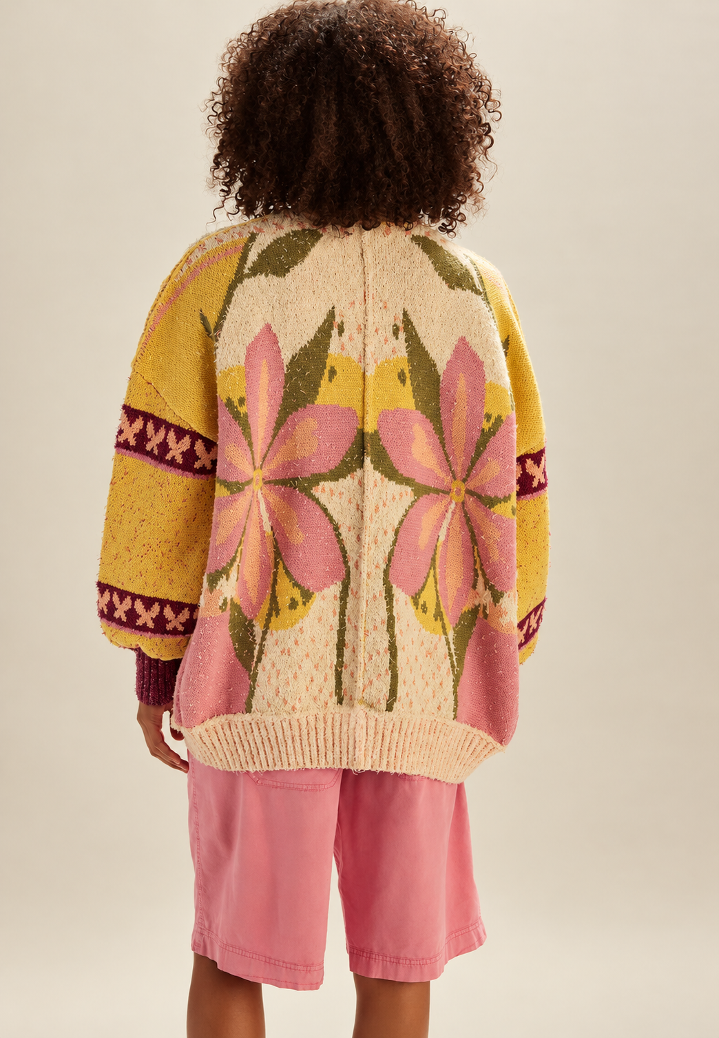 Losvallend damesvest met meerkleurige bloemen en knopen - Tarsila