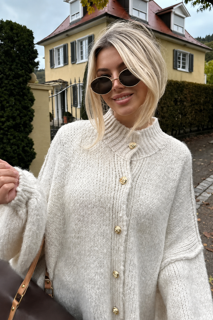 Oversized vest met grof breisel, hoge kraag en metalen knopen - Koranna