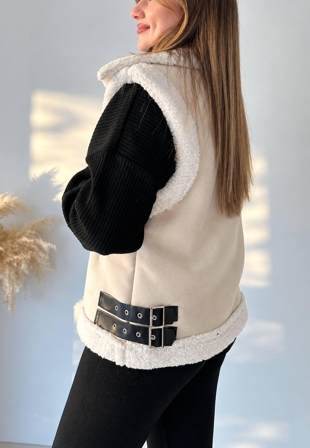 Vest met suède-look, kraag met schapenvacht-look en gespen aan de zijkanten - Lisette
