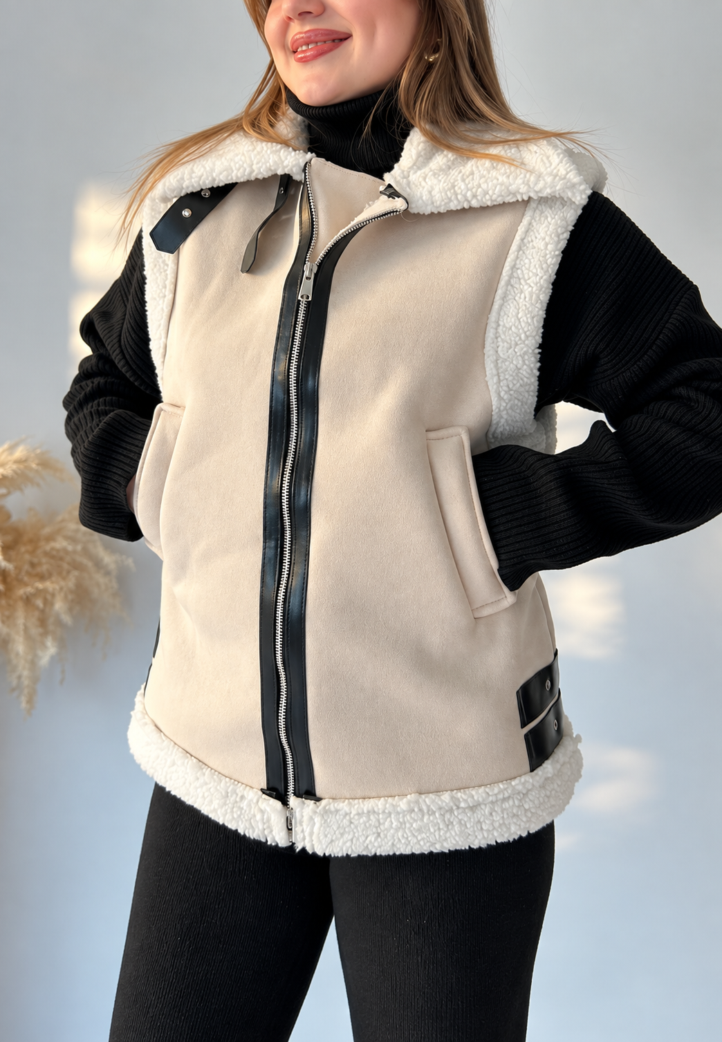 Vest met suède-look, kraag met schapenvacht-look en gespen aan de zijkanten - Lisette