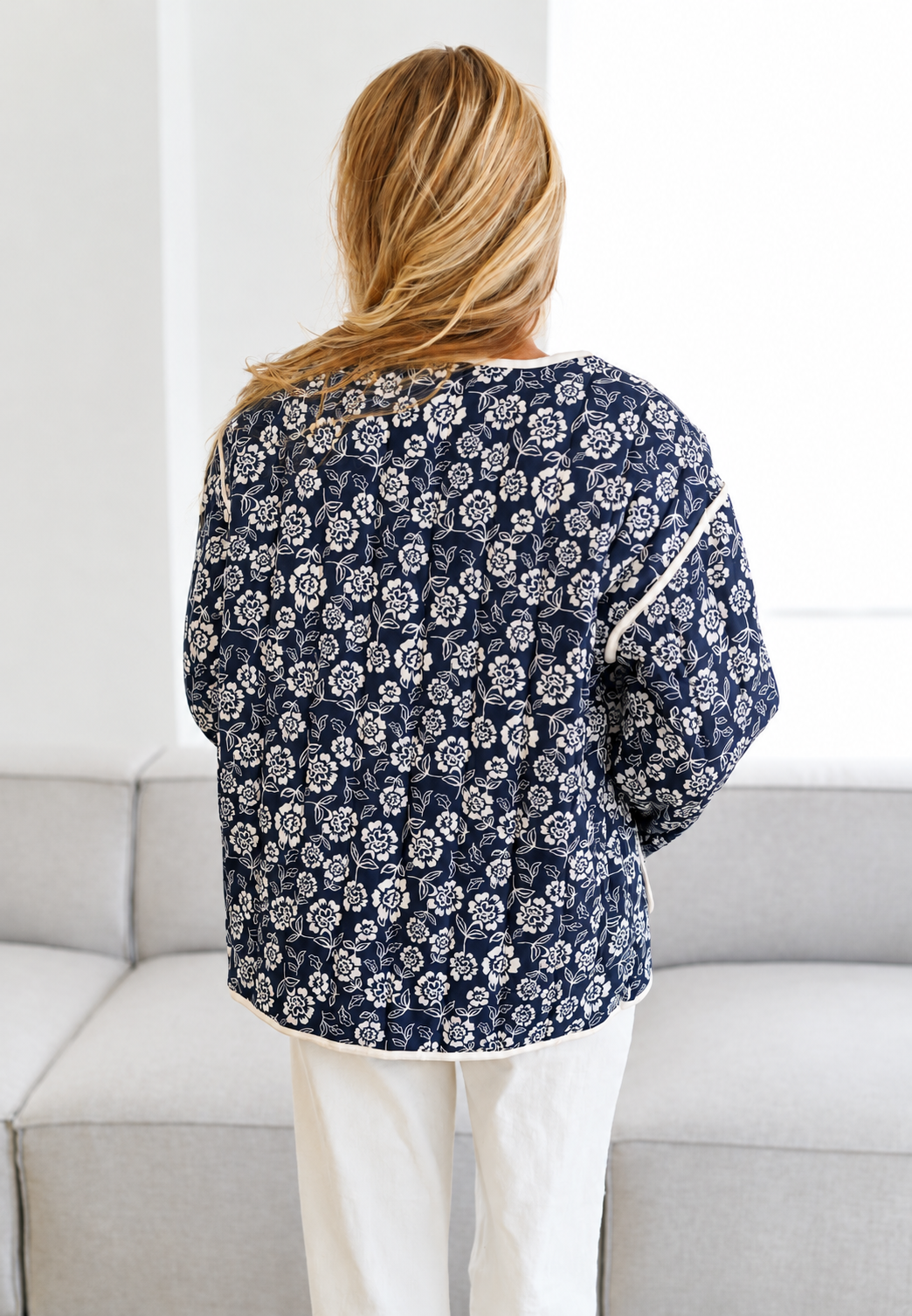 Gewatteerd damesjasje met bloemenprint en contrastbiezen - Mireva