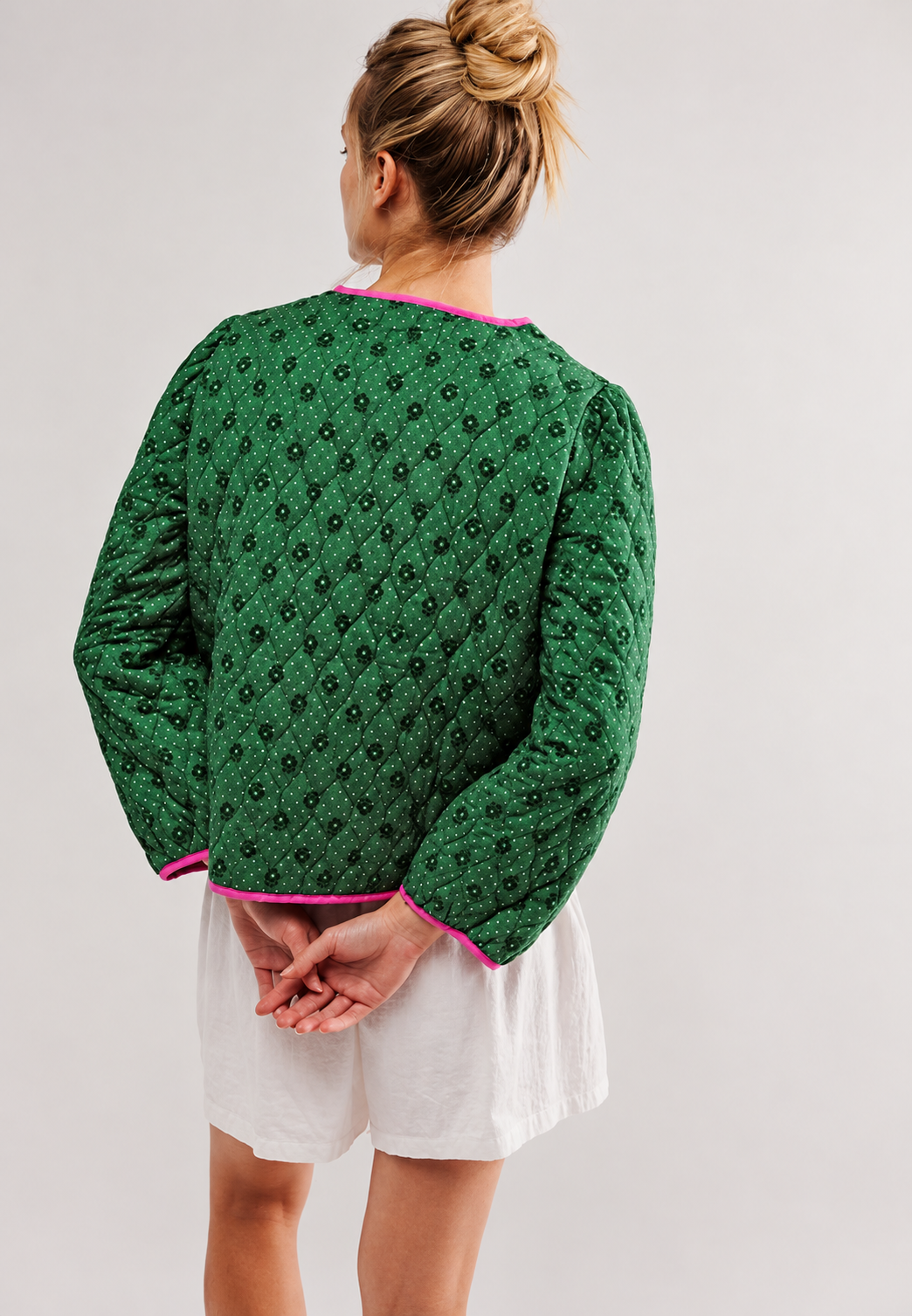 Gewatteerd damesjasje met geometrische print en decoratieve strikjes - Selvara
