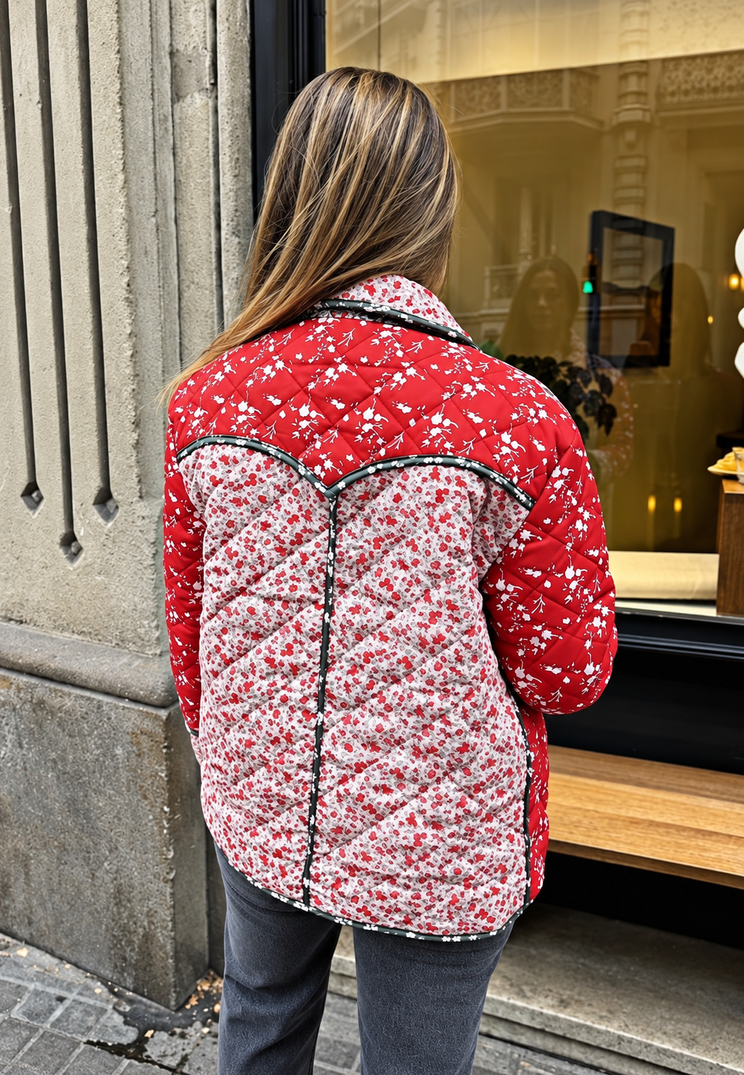 Gewatteerd damesjasje met bloemenpatchwork en knopen - Belemina