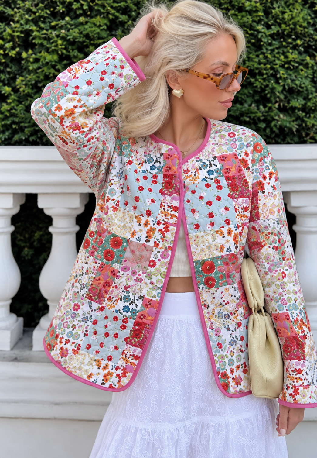 Gewatteerd damesjasje met bloemenpatchwork en roze biezen - Sindella
