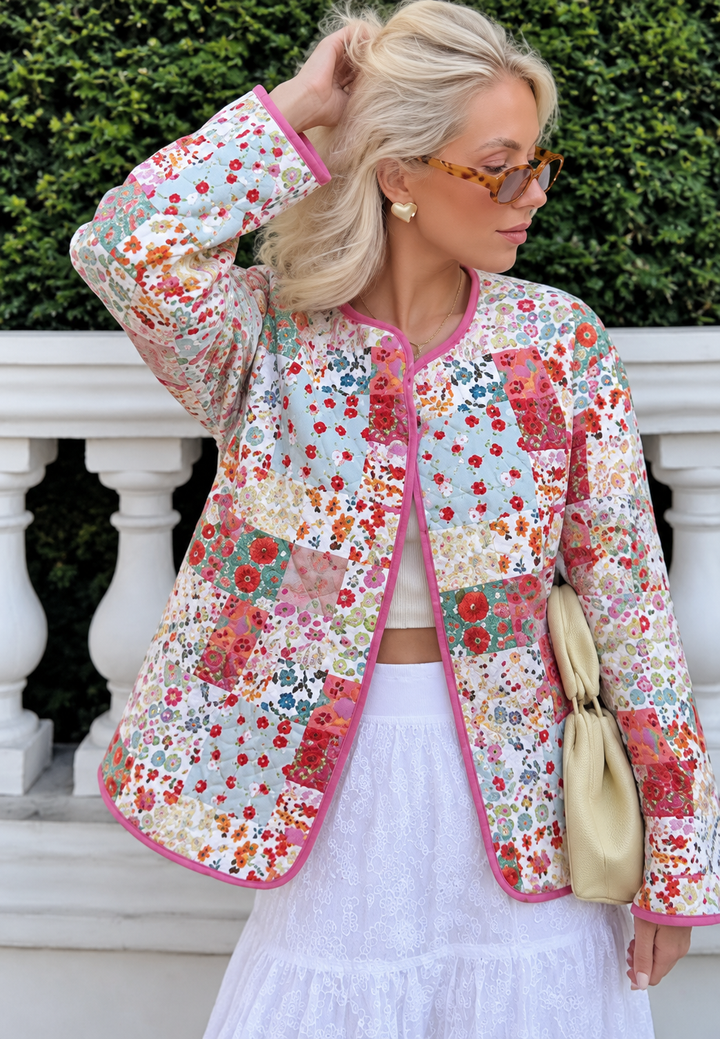 Gewatteerd damesjasje met bloemenpatchwork en roze biezen - Sindella